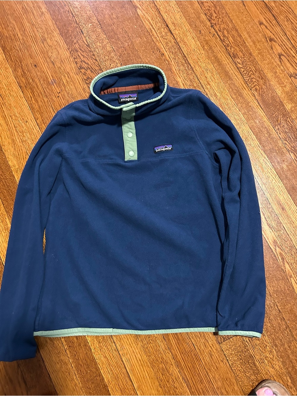 Women’s Patagonia lightweight Navy Fleece Pullover with Light Green Trim medium